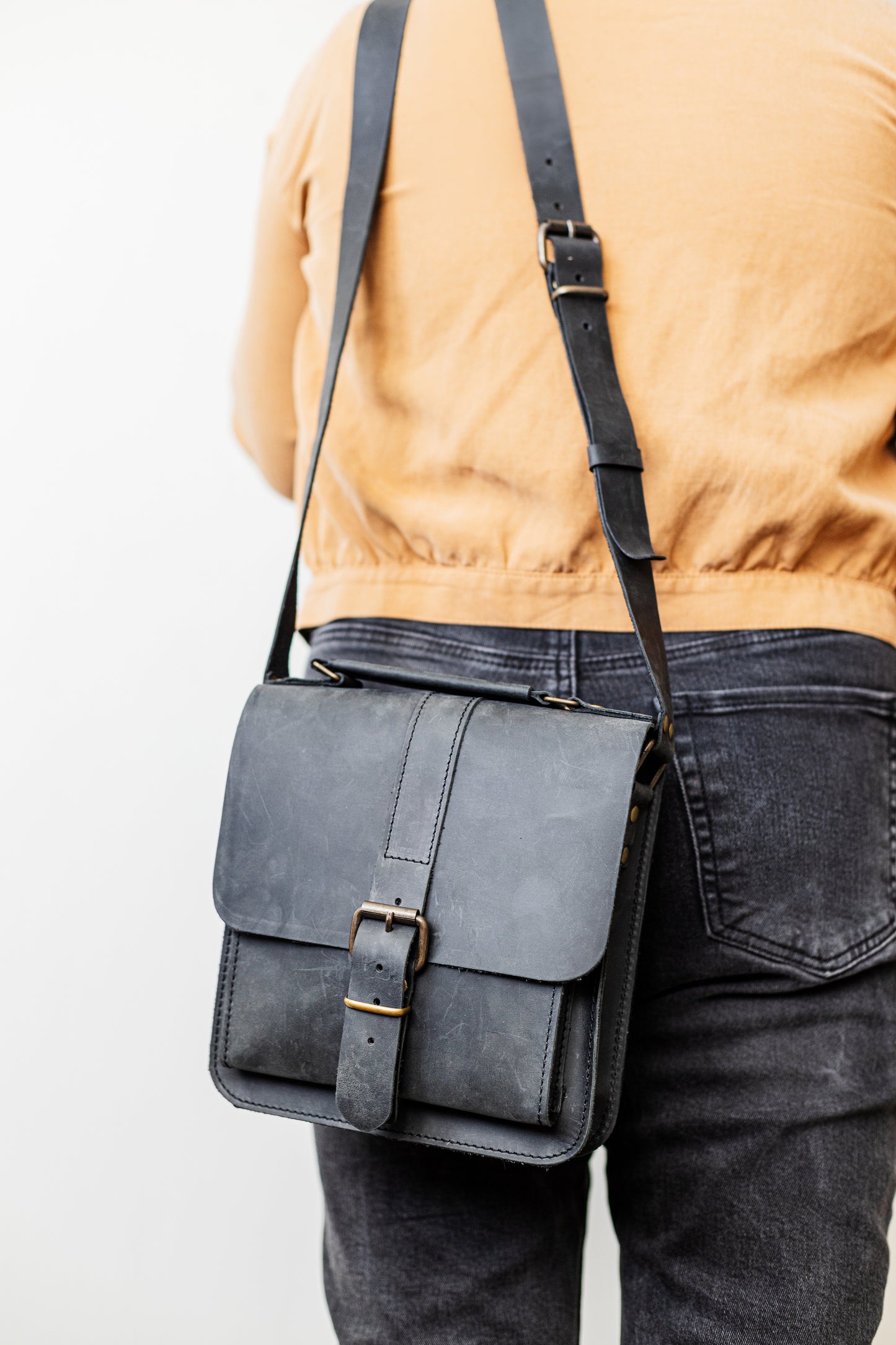 Belt Strap Crazy Horse Square Messenger Bag Black