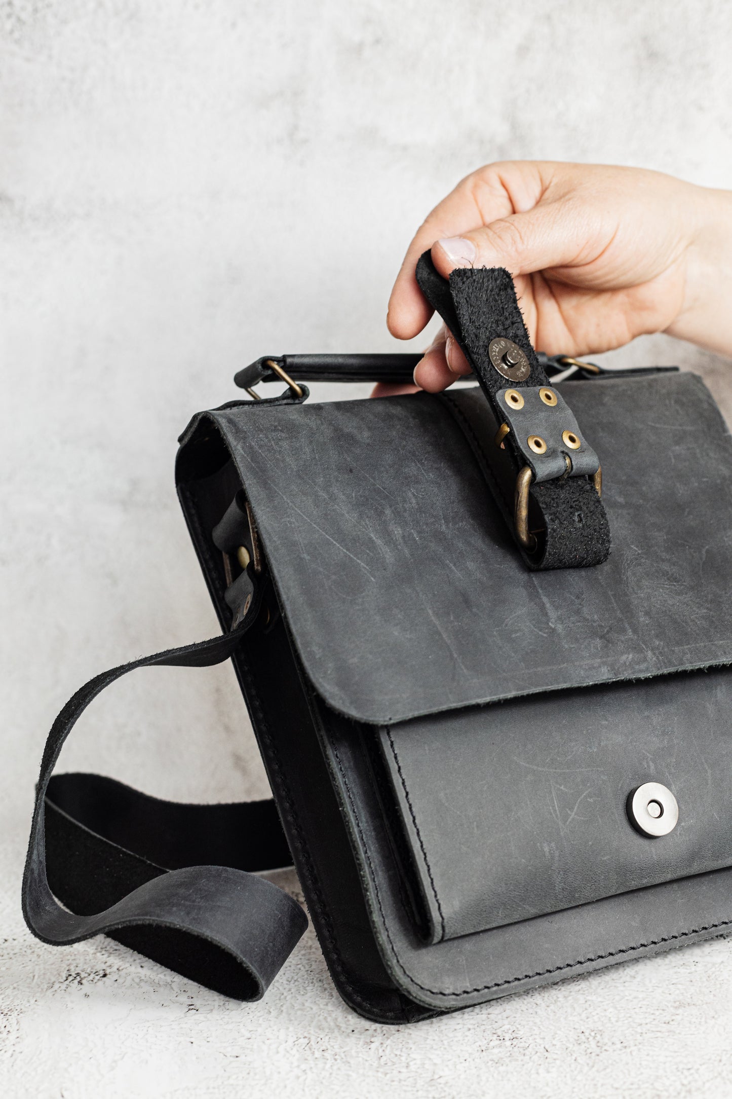 Belt Strap Crazy Horse Square Messenger Bag Black